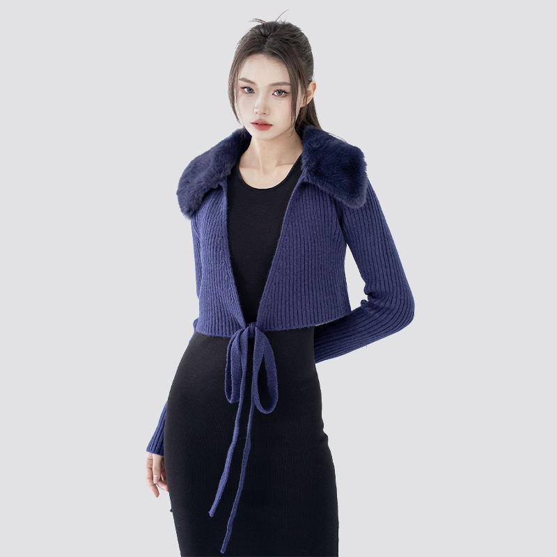 Cómo combinar un cárdigan con cordones y solapa de piel para vestir en invierno