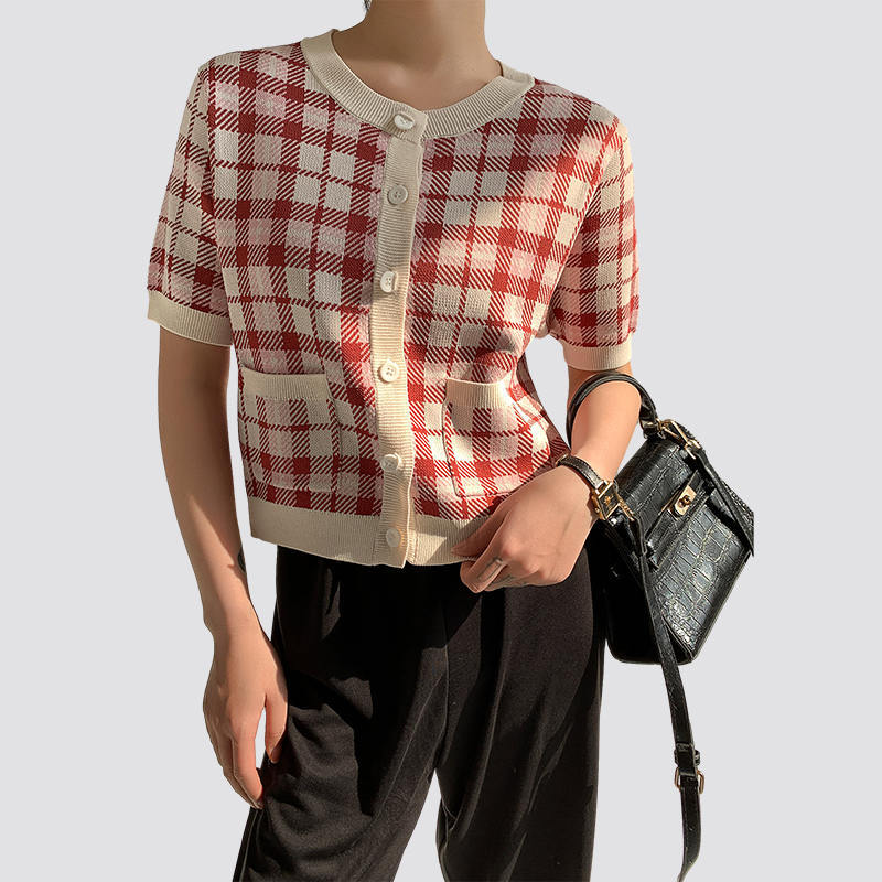 ¿Cómo puede un cárdigan de punto a cuadros rojo y blanco de manga corta para mujer ser cómodo y a la vez moderno?